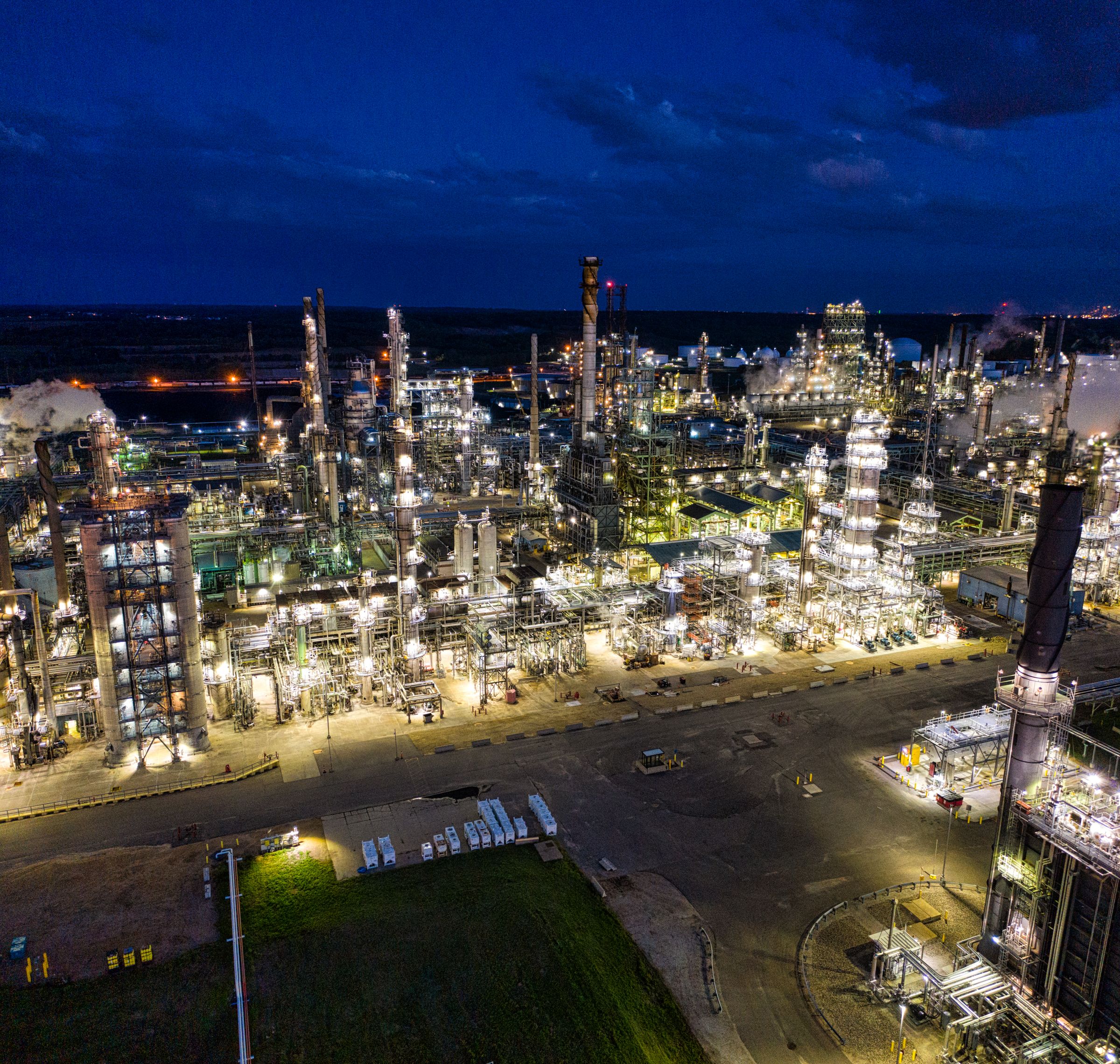 Detalle de torres y sistemas de proceso de una refinería